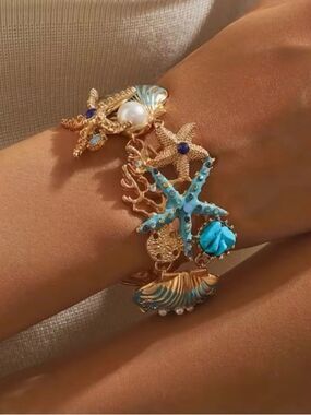 🩵 NEW Sparkling Gold-Tone Turquoise Sea Life Charm Bracelet 🩵